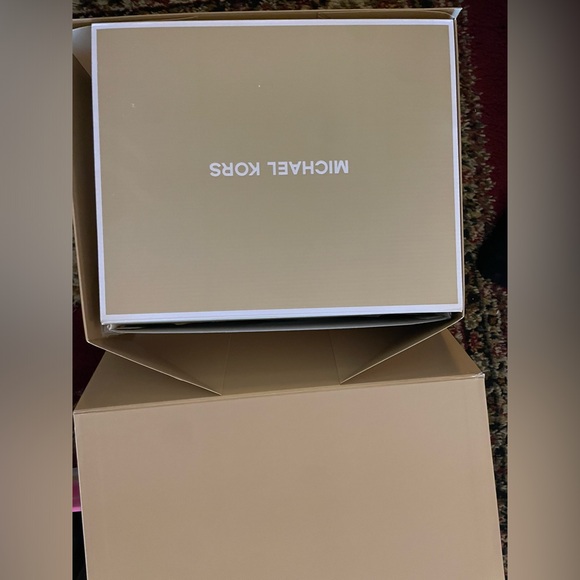 MK SHOES - Picture 2 of 6